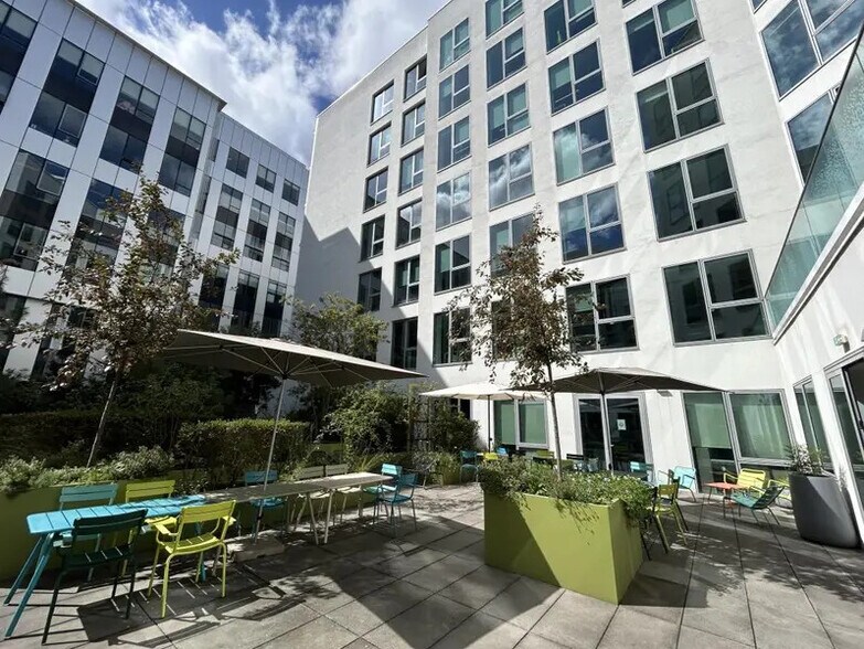 7 Rue Henri Becquerel, Rueil-Malmaison à louer - Photo du bâtiment - Image 2 de 20