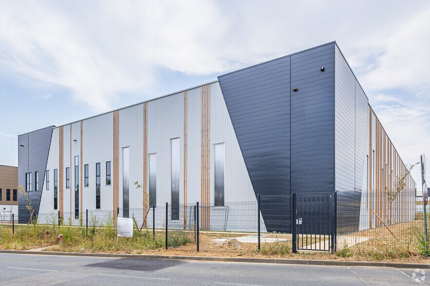 Avenue Jeanne Garnerin, Wissous for lease - Building Photo - Image 2 of 2