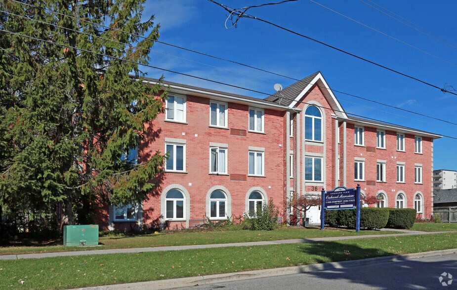 36 Orchard View Blvd, Oshawa, ON à vendre - Photo du bâtiment - Image 2 de 12