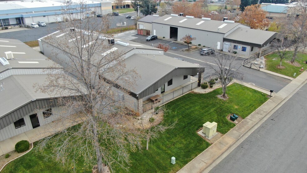 1661 Zachi Way, Redding, CA à vendre - Photo du bâtiment - Image 2 de 7