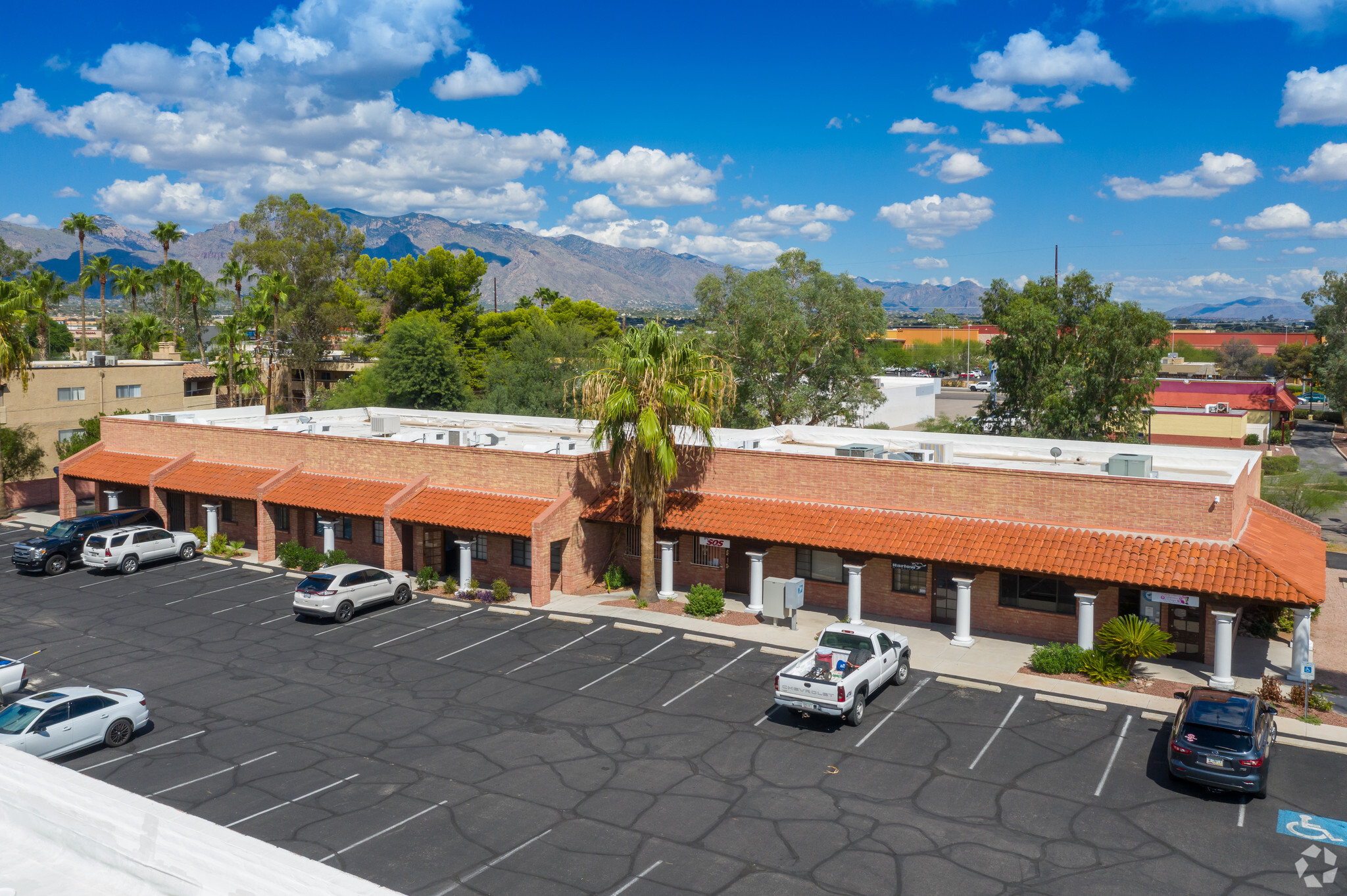 460-470 W Roger Rd, Tucson, AZ à vendre Photo du bâtiment- Image 1 de 1