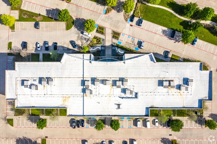 5600 Tennyson Pkwy, Plano, TX à louer - Photo du bâtiment - Image 3 de 10