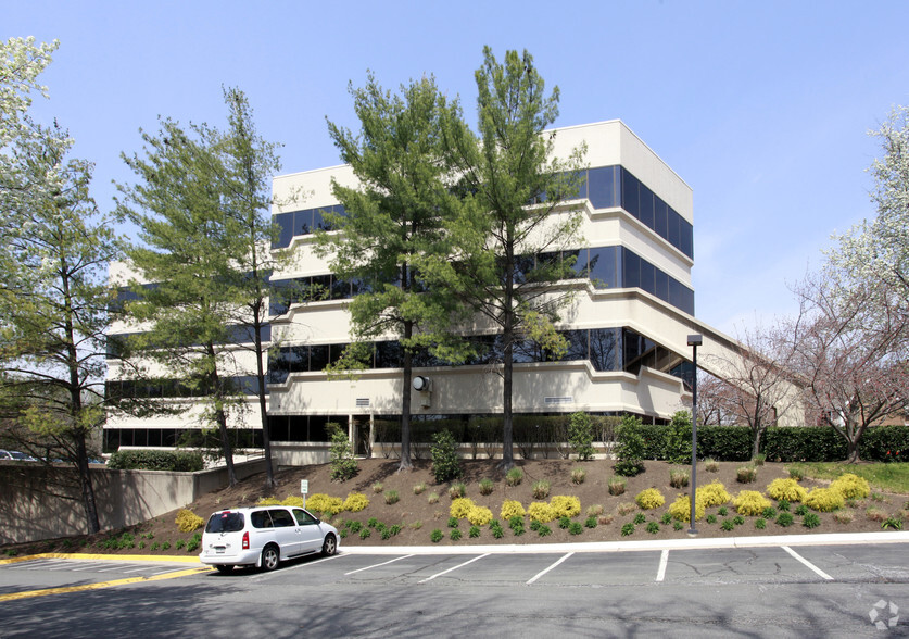 8618 Westwood Center Dr, Vienna, VA for lease - Building Photo - Image 2 of 5