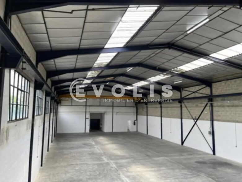 Flex in Morangis for lease - Interior Photo - Image 3 of 5