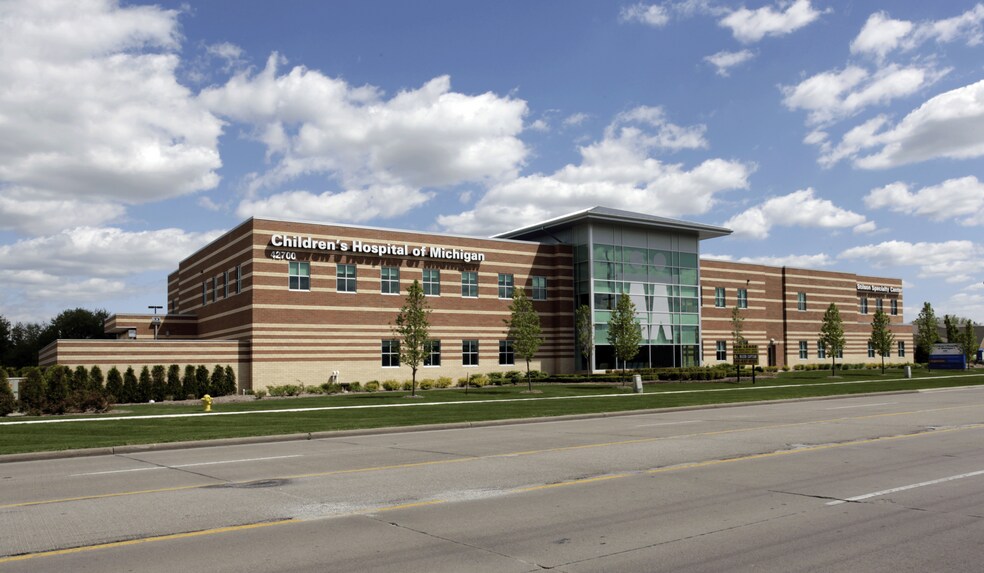 42700 Garfield Rd, Clinton Township, MI à louer - Photo du bâtiment - Image 2 de 10