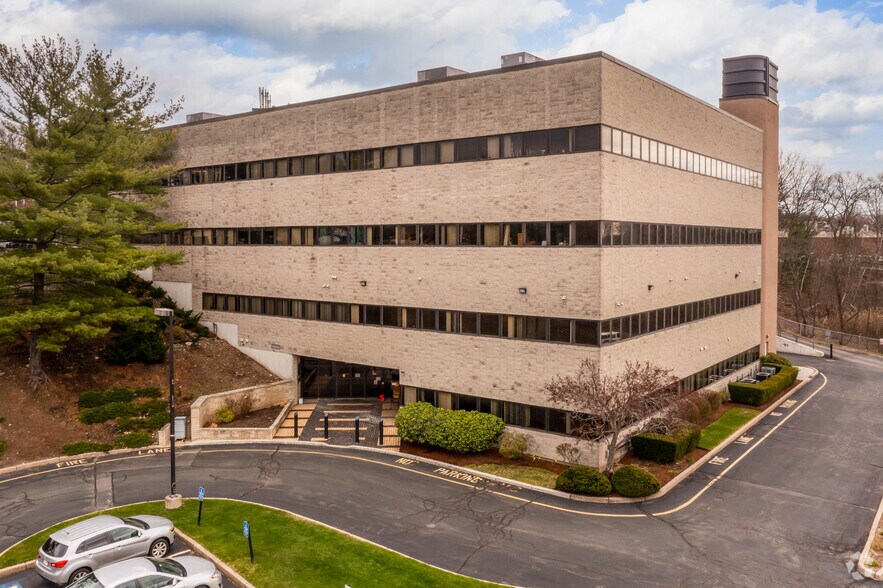 15 Commonwealth Ave, Woburn, MA à louer - Photo du bâtiment - Image 1 de 7