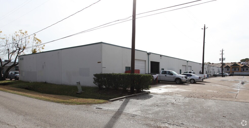 4530 W 34th St, Houston, TX à louer - Photo du bâtiment - Image 3 de 10