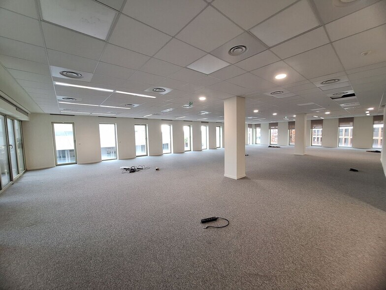 Office in Bordeaux for lease - Building Photo - Image 1 of 8