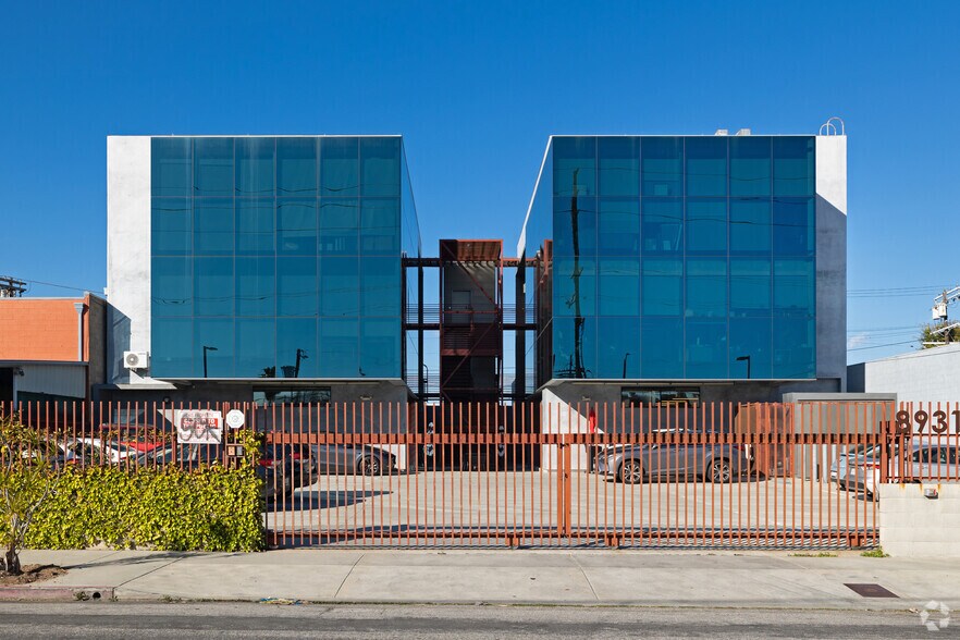 8931 Ellis Ave, Los Angeles, CA à louer - Photo du bâtiment - Image 2 de 11