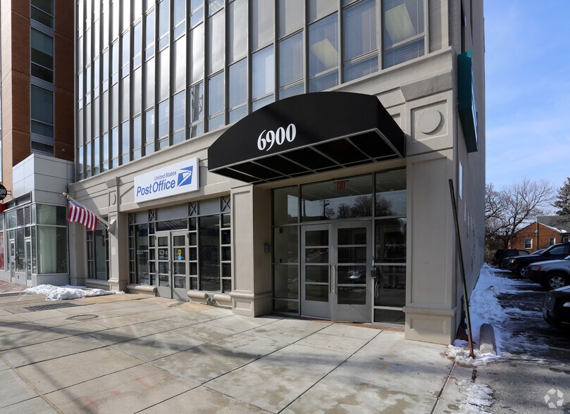 6900 Wisconsin Ave, Bethesda, MD à louer - Photo du bâtiment - Image 2 de 15