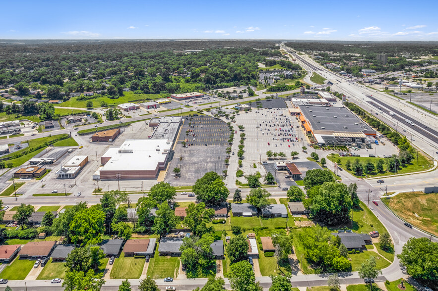 10800-10990 New Halls Ferry Rd, Ferguson, MO à louer - Photo du bâtiment - Image 2 de 15