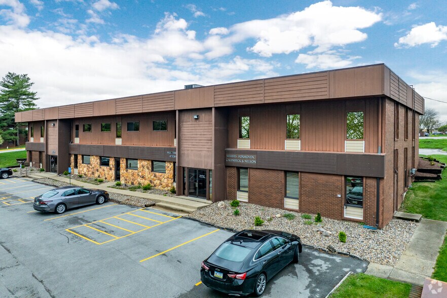 8230 Hickman Rd, Clive, IA à louer - Photo du bâtiment - Image 2 de 5