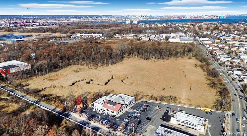 1105 Goethals N rd, Staten Island, NY à vendre - Photo du bâtiment - Image 3 de 4