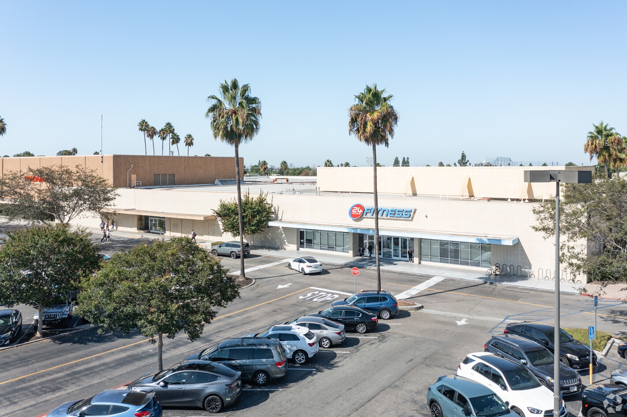 2102 N Tustin St, Orange, CA à louer Photo du bâtiment- Image 1 de 10