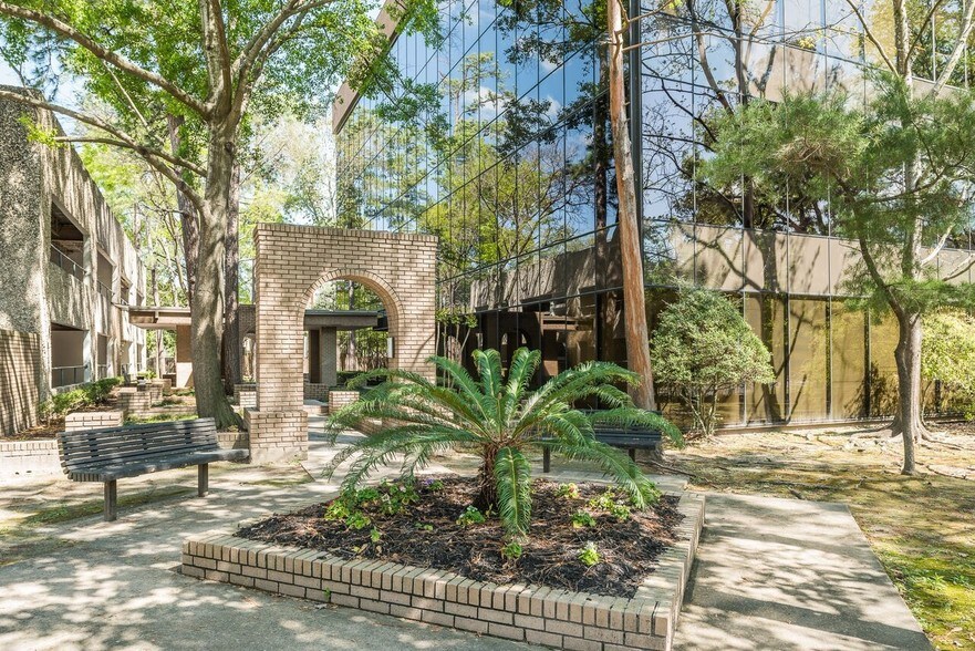 2190 North Loop W, Houston, TX à vendre - Photo du bâtiment - Image 2 de 10