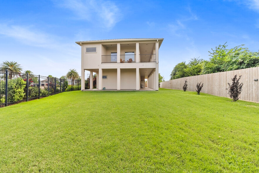 202 Debbie Ln, San Leon, TX for sale - Building Photo - Image 3 of 32