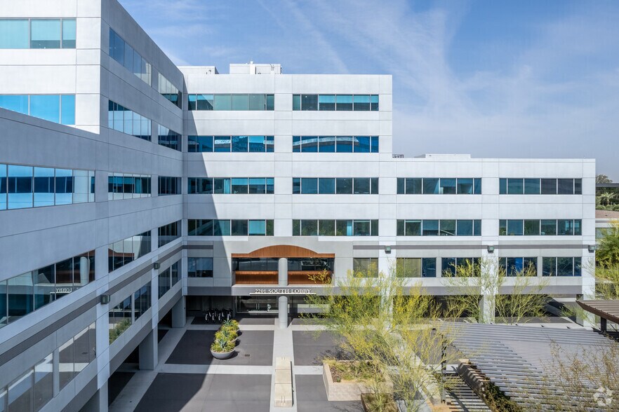 2201 E Camelback Rd, Phoenix, AZ à louer - Photo du bâtiment - Image 3 de 8