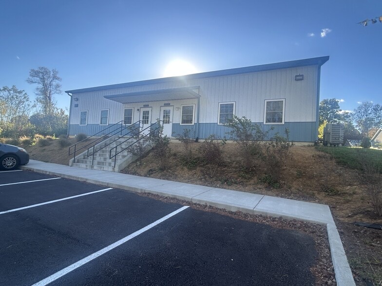 3137 N Westbury Village Dr, Bloomington, IN à louer - Photo du bâtiment - Image 2 de 6