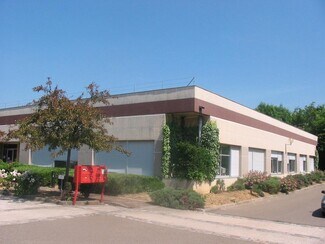 Plus de détails pour 16 Avenue Jean D'Alembert, Trappes - Local d'activités à louer