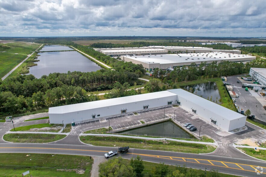 5722 Young Pine Rd, Orlando, FL à louer - Photo du bâtiment - Image 2 de 5