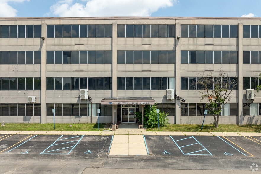23100 Providence Dr, Southfield, MI à vendre - Photo du bâtiment - Image 3 de 10