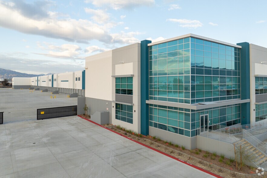 14874 Santa Ana Ave, Fontana, CA à louer - Photo principale - Image 1 de 6