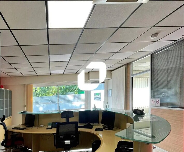 Office in Grenoble for sale - Interior Photo - Image 1 of 7