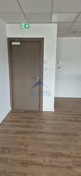 Office in Bron for lease - Interior Photo - Image 2 of 7