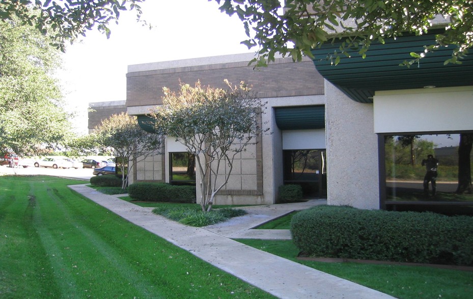 2621 Ridgepoint Dr, Austin, TX for lease - Building Photo - Image 3 of 13