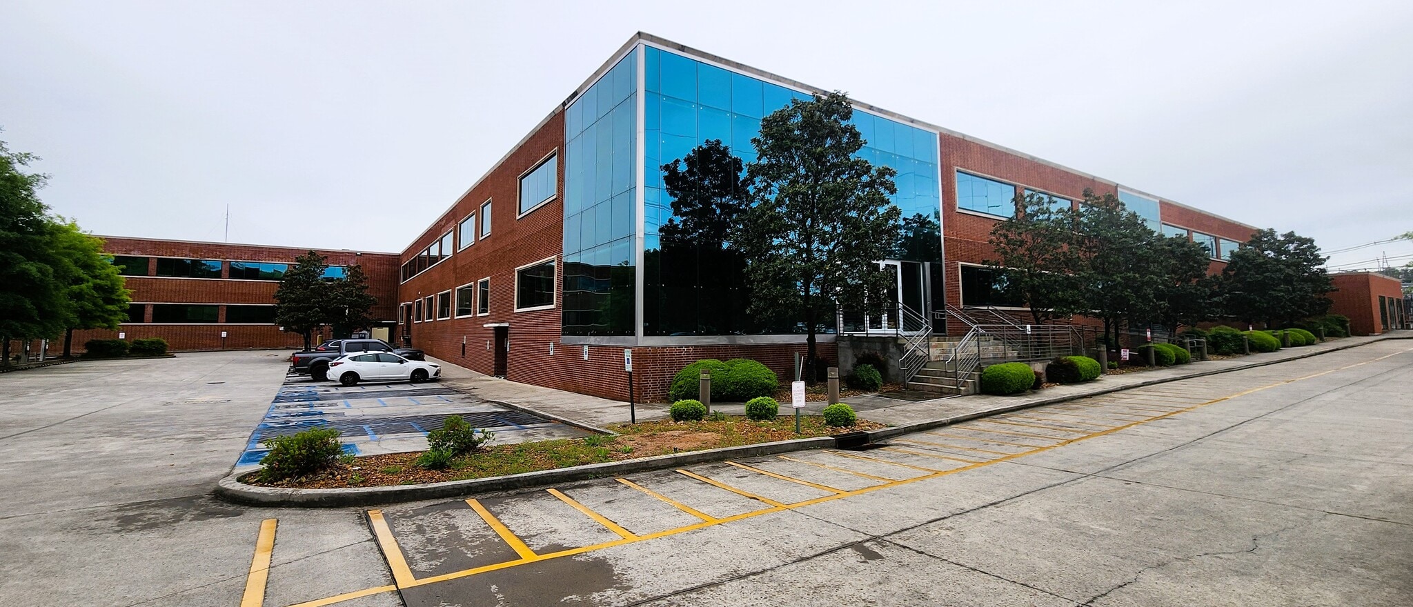 1301 Riverfront Pkwy, Chattanooga, TN for lease Building Photo- Image 1 of 33