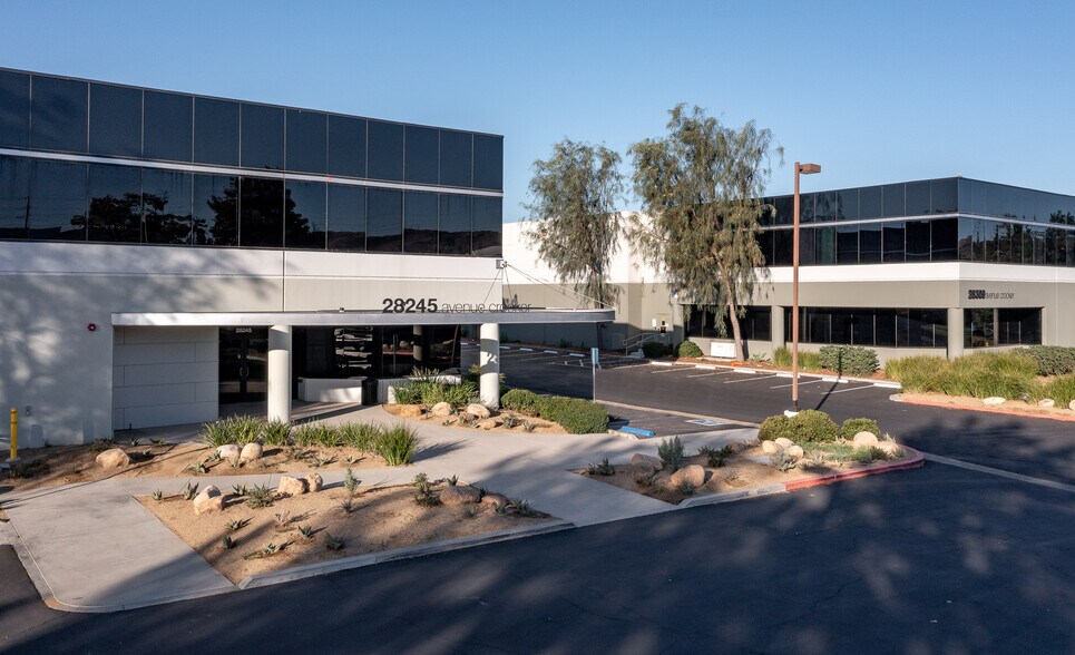 28245 Avenue Crocker, Valencia, CA à louer - Photo du bâtiment - Image 2 de 5