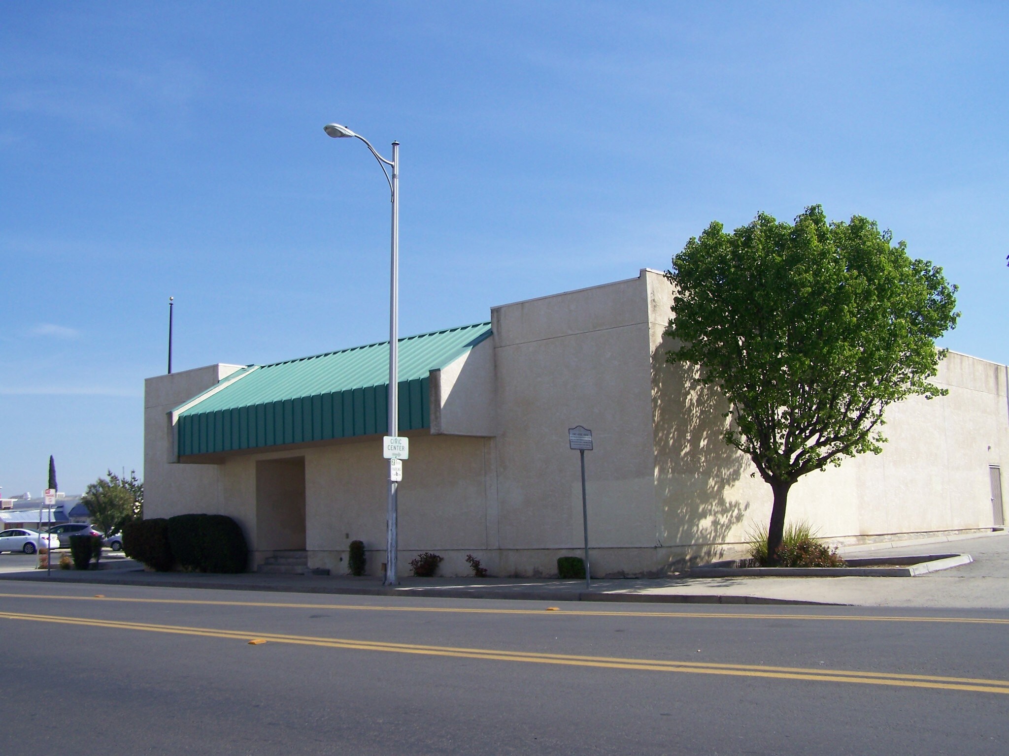 800 11th Ave, Delano, CA à louer Photo du bâtiment- Image 1 de 3