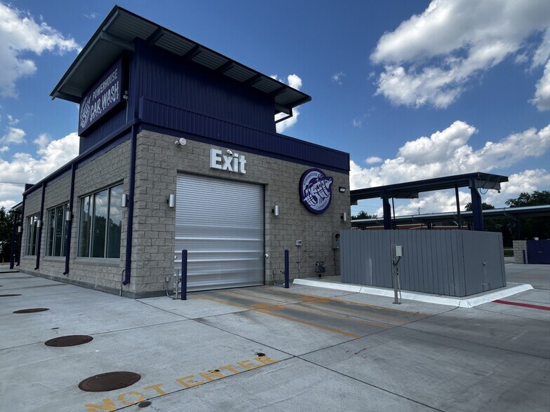 1212 S Webb Rd, Wichita, KS à vendre - Photo du bâtiment - Image 2 de 4