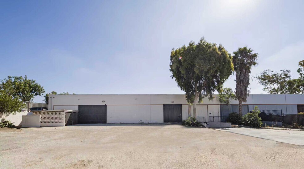 215 W 134th St, Los Angeles, CA à louer - Photo du bâtiment - Image 3 de 32