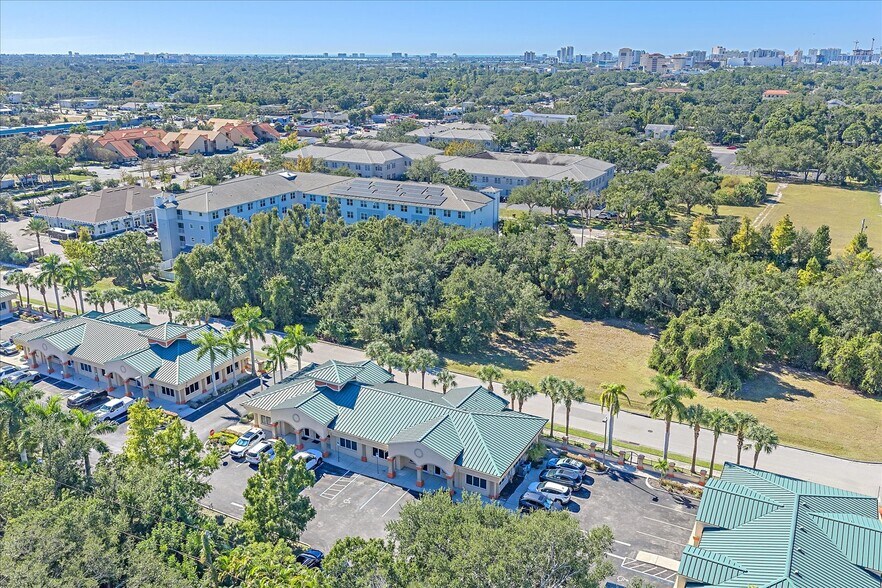 306 N Rhodes Ave, Sarasota, FL à vendre - Photo du bâtiment - Image 2 de 15