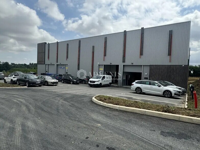 Flex in Louvres for lease - Building Photo - Image 1 of 7