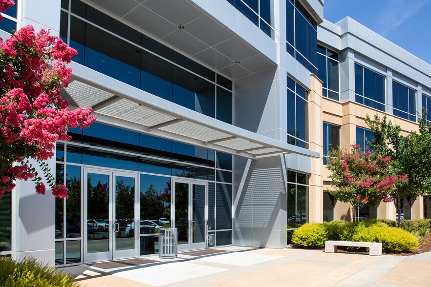 6020 W Oaks Blvd, Rocklin, CA à louer - Photo du bâtiment - Image 2 de 13