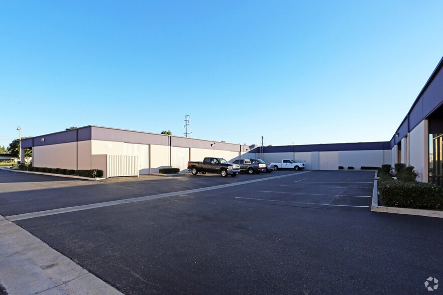 330 E Orangethorpe Ave, Placentia, CA à louer - Photo du bâtiment - Image 2 de 4