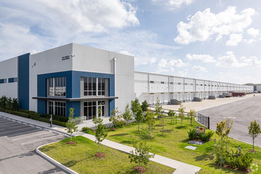 21301 NW 43rd ave, Miami Gardens, FL for lease - Building Photo - Image 1 of 1