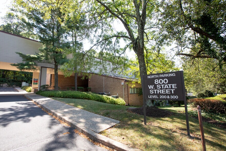 800 W State St, Doylestown, PA à louer - Photo du bâtiment - Image 2 de 13