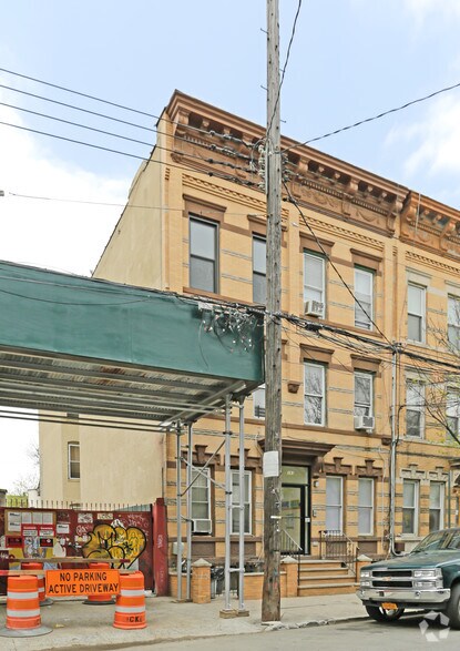 Bushwick/Ridgewood Multifamily Portfolio portefeuille de 14 propriétés à vendre sur LoopNet.ca - Photo principale - Image 2 de 13