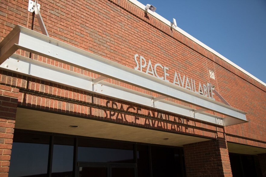 3418 Midcourt Rd, Carrollton, TX à louer - Photo du bâtiment - Image 3 de 8