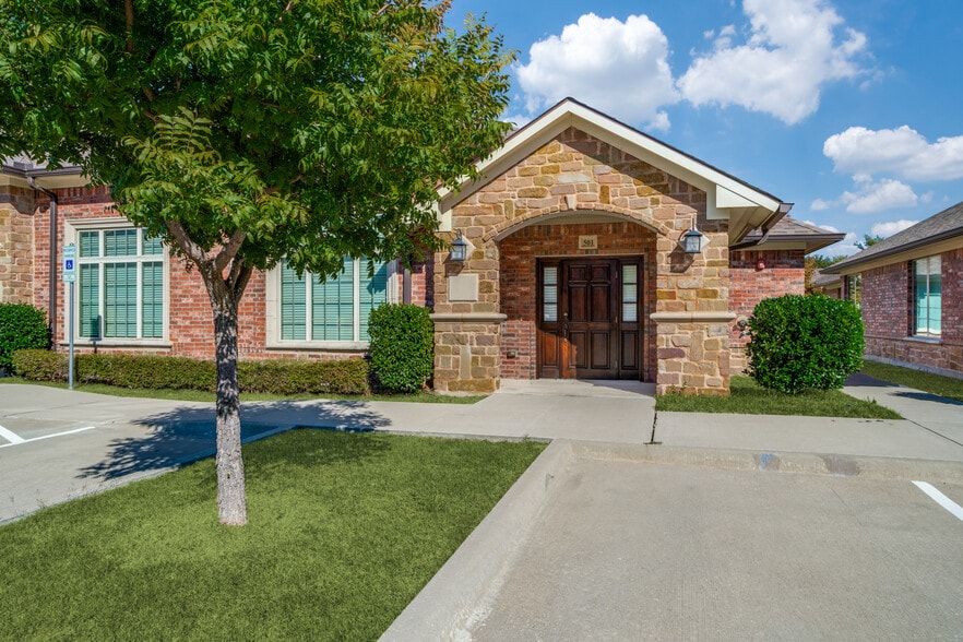425 Old Newman Rd, Frisco, TX à louer - Photo du bâtiment - Image 1 de 41