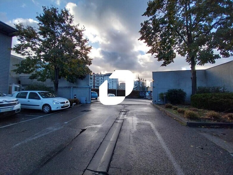 Flex in Lyon for lease - Building Photo - Image 2 of 11