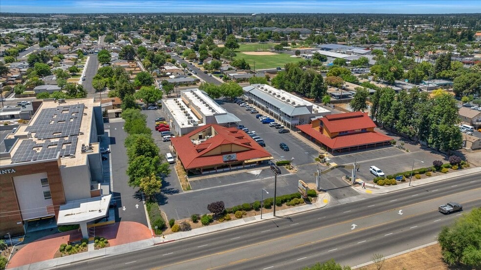 1458-1468 Clovis Ave, Clovis, CA à louer - Photo principale - Image 1 de 31