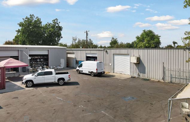 117 & 133 V Street, Bakersfield, CA portfolio of 2 properties for sale on LoopNet.ca - Primary Photo - Image 2 of 9