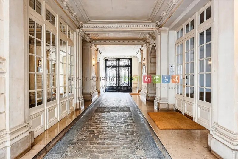 Immeuble residentiel dans Paris à vendre - Photo du bâtiment - Image 1 de 11
