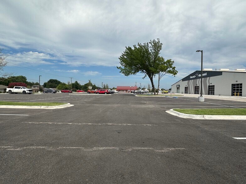 1714 14th St, Plano, TX à louer - Photo du bâtiment - Image 3 de 11