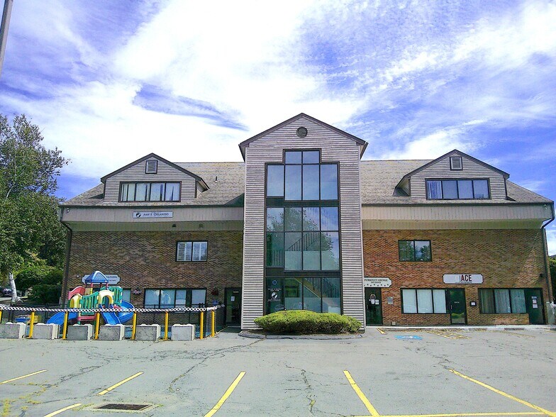 17 Farmington Ave, Plainville, CT à louer - Photo du bâtiment - Image 3 de 12