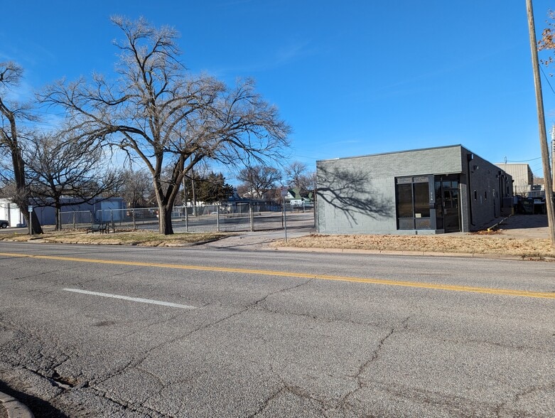 716 W Maple St, Wichita, KS for lease - Building Photo - Image 3 of 13